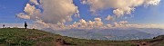 38 Vista panoramica alla croce del Linzone (1392 m)